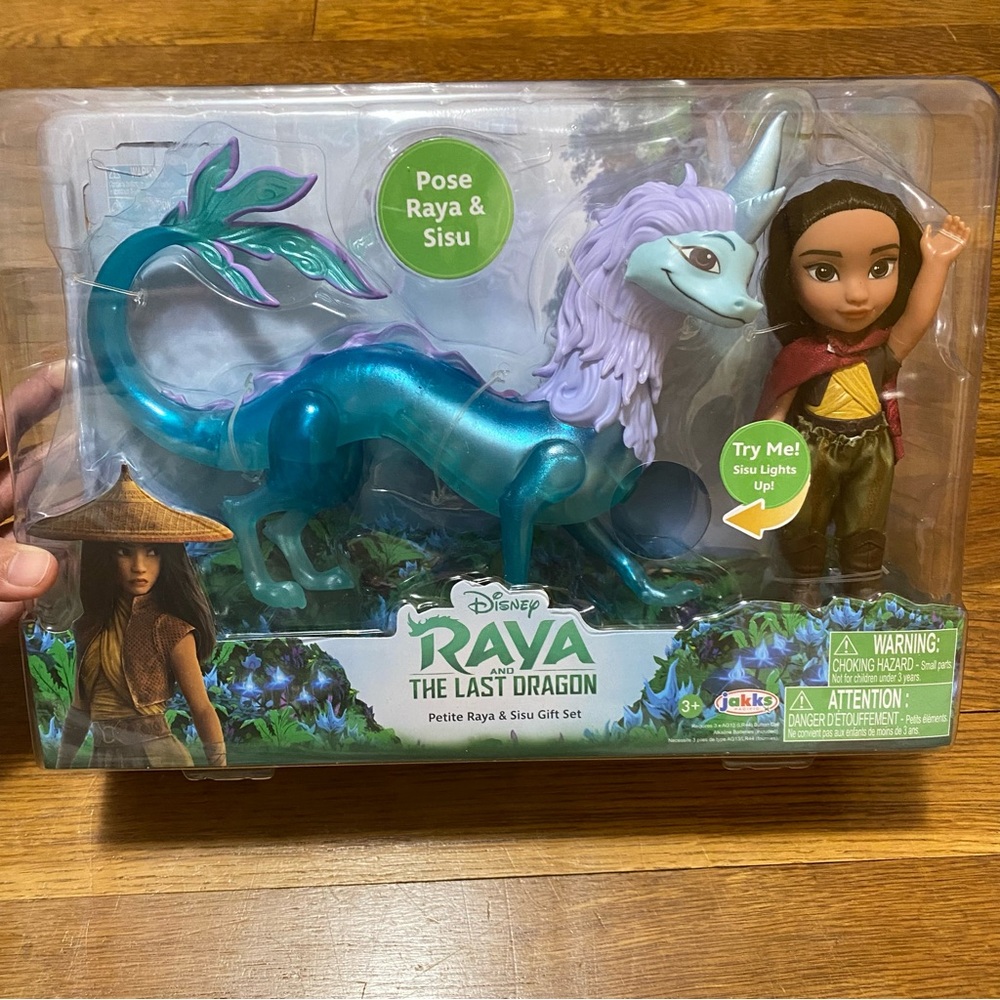 Disney Raya and The Last Dragon 6-Inch Petite Raya Doll and Feature Sisu Dragon